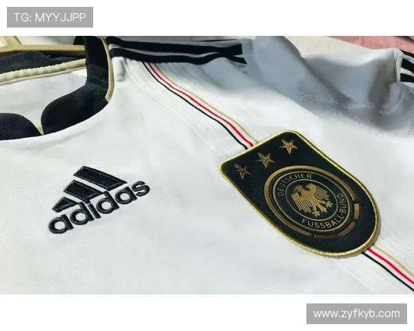 德国队2026世界杯新球衣谍照曝光大胆设计引发球迷热议 德国队2026世界杯新球衣谍照曝光大胆设计引发球迷热议